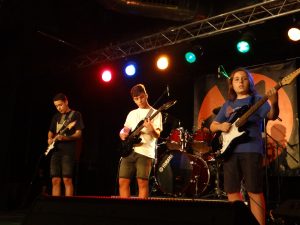Joves tocant guitarra