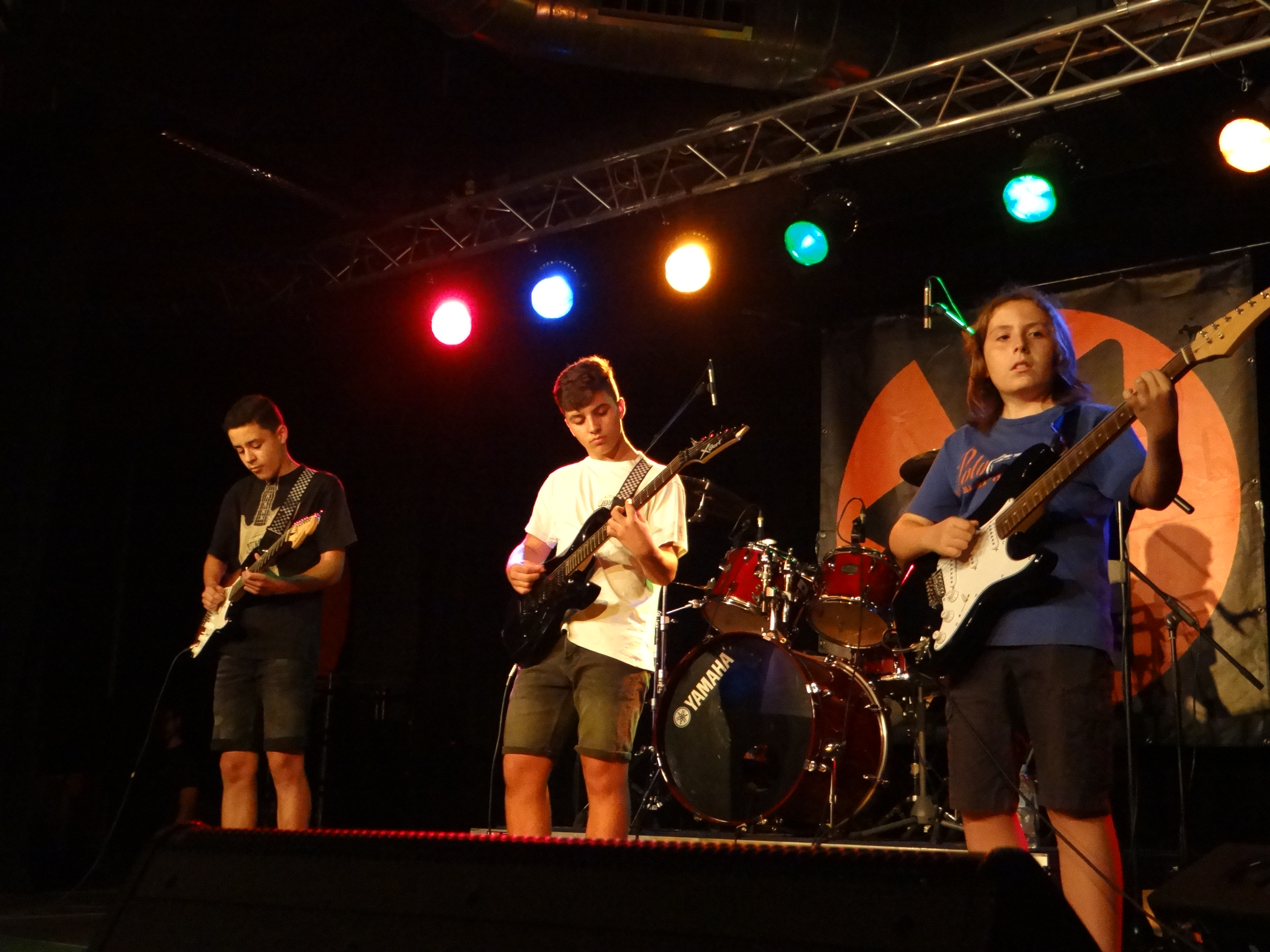 Joves tocant guitarra