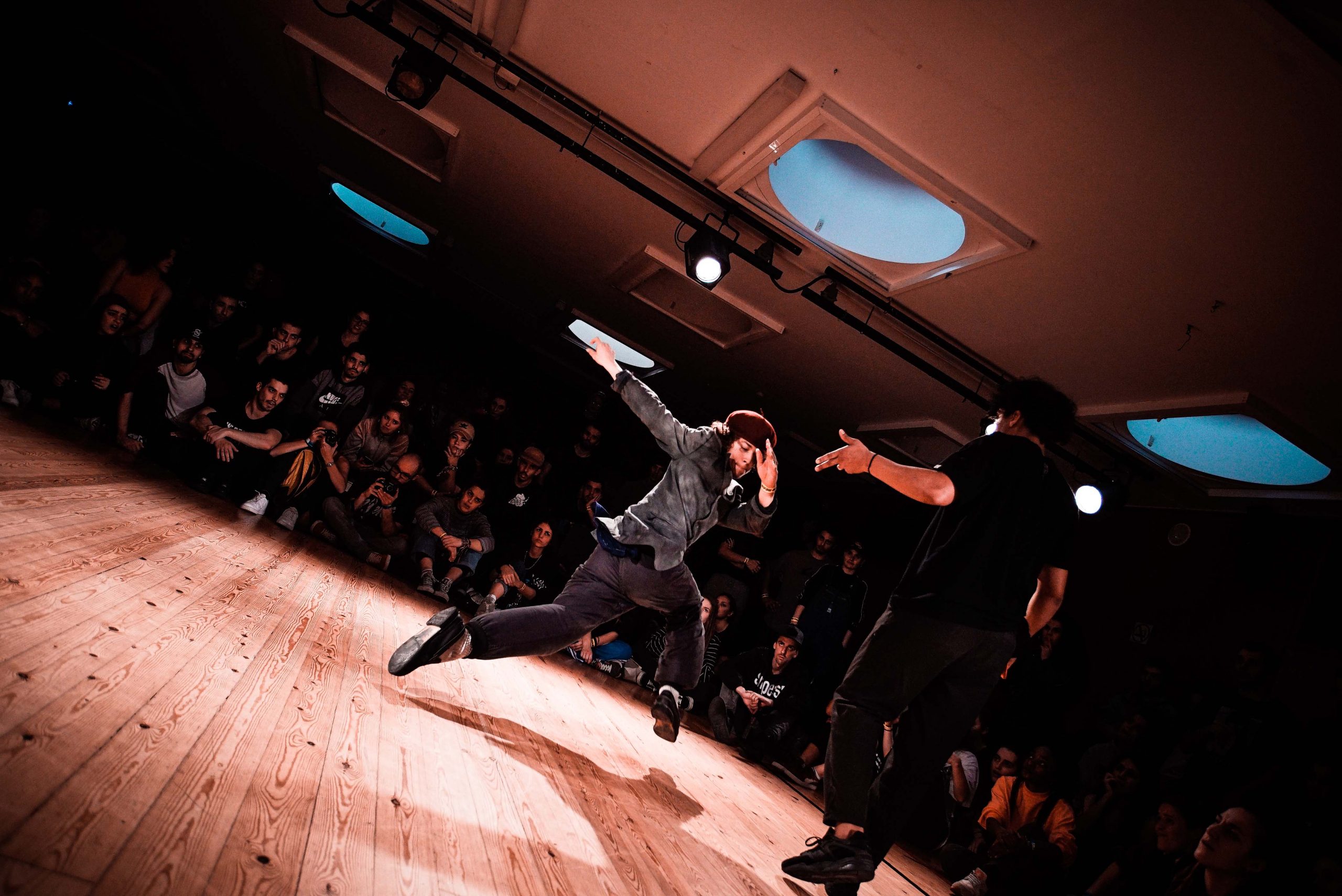 Joves ballant krump