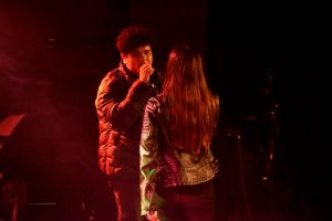 Joves cantant