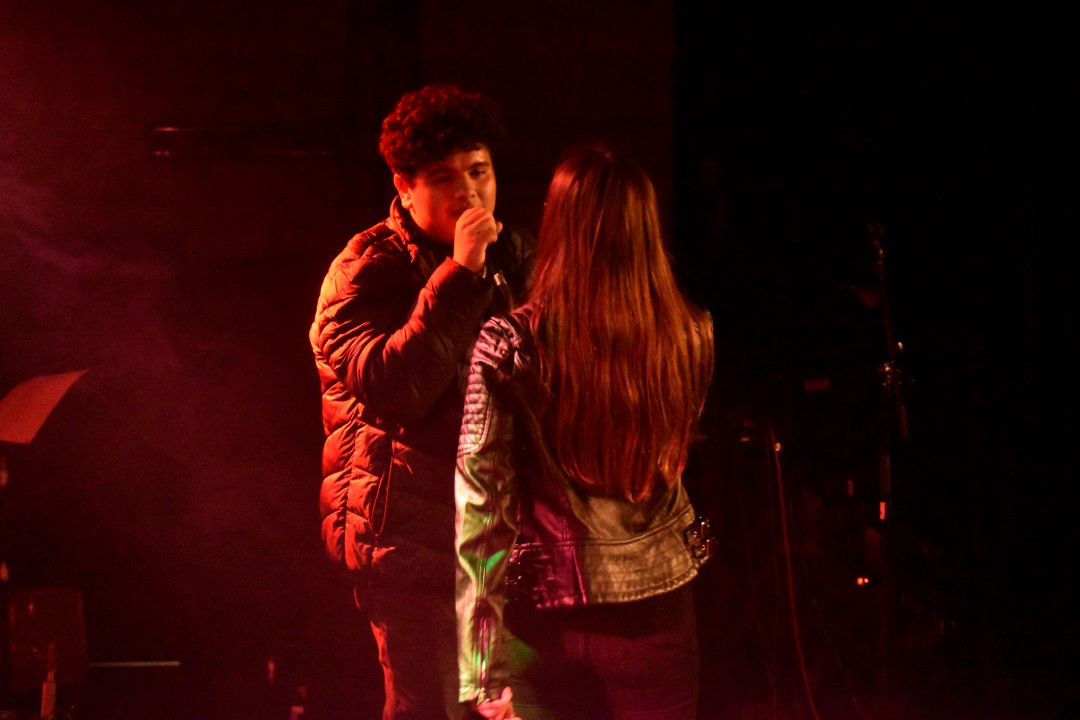 Joves cantant